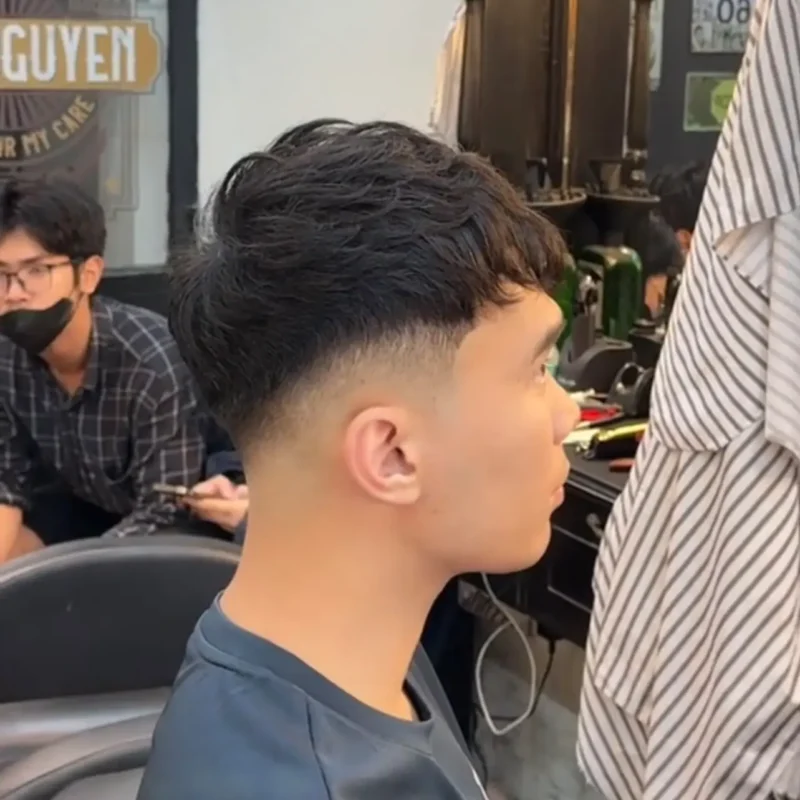 Mẫu uốn tóc sóng lơi nam xoăn nhẹ gợn sóng kết hợp cắt fade đẹp trẻ trung