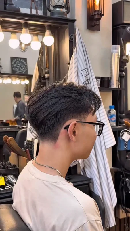 Kỹ thuật uốn tóc tạo độ phồng tự nhiên cho tóc mỏng và tóc ngắn nam đẹp hiện đại