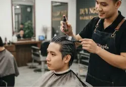 Tóc khô, rối, dễ gãy hoặc mất độ bóng có thể là dấu hiệu cần chăm sóc chuyên sâu. Tìm hiểu 9 trường hợp tóc nên treatment tại salon và cách phục hồi phù hợp.