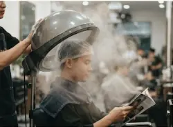 Tóc khô, rối, dễ gãy hoặc mất độ bóng có thể là dấu hiệu cần chăm sóc chuyên sâu. Tìm hiểu 9 trường hợp tóc nên treatment tại salon và cách phục hồi phù hợp.