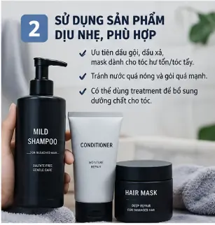 Phục Hồi Tóc Nam Sau Tẩy: Cách Cứu Tóc Khô Xơ, Gãy Rụng
Tẩy tóc giúp nam giới dễ dàng thay đổi diện mạo với những màu tóc sáng, nổi bật và cá tính. Tuy nhiên, sau quá trình tẩy, không ít người gặp tình trạng tóc nam khô xơ, rối, mất độ bóng, xốp, chẻ ngọn hoặc dễ gãy.
Nếu tiếp tục tẩy, nhuộm hoặc tạo kiểu bằng nhiệt khi tóc đang yếu, tình trạng hư tổn có thể trở nên rõ rệt hơn.
Vậy phục hồi tóc nam sau tẩy như thế nào? Tóc tẩy bị khô xơ có cứu được không? Khi nào nên phục hồi tại nhà và khi nào cần đến salon?
Bài viết dưới đây sẽ giúp bạn nhận biết mức độ hư tổn và xây dựng cách chăm sóc phù hợp cho tóc nam sau tẩy.
Vì Sao Tóc Nam Sau Tẩy Dễ Khô Xơ Và Gãy Và Phục Hồi Tóc Nam Sau Tẩy: Cách Cứu Tóc Khô Xơ, Gãy Rụng là gì ?
Tẩy tóc không đơn thuần là thay đổi màu bên ngoài. Quá trình làm sáng tóc tác động vào cấu trúc sợi tóc để loại bỏ sắc tố tự nhiên. Sau đó, tóc có thể trở nên xốp hơn, dễ mất độ ẩm và nhạy cảm hơn với nhiệt, hóa chất cũng như ma sát.
Healthline cũng lưu ý rằng các sản phẩm làm sáng tóc có thể phá vỡ protein của sợi tóc, khiến tóc sau tẩy yếu hơn trước.
Tẩy tóc nhiều lần khiến tóc yếu hơn
Một lần tẩy chưa chắc khiến tóc hư tổn nghiêm trọng nếu tóc ban đầu khỏe và quá trình được kiểm soát tốt.
Tuy nhiên, khi tóc liên tục trải qua tẩy, nhuộm, uốn, sấy nóng hoặc tạo kiểu bằng nhiệt, phần tóc đã yếu sẽ khó chịu thêm tác động hóa chất.
Đặc biệt, việc tẩy chồng lên phần tóc đã tẩy trước đó có thể làm tăng nguy cơ tóc bị quá xử lý.
Nhiệt có thể khiến tóc tẩy khô hơn
Sau khi tẩy, nhiều người vẫn duy trì thói quen sấy nóng, dùng máy kẹp hoặc máy uốn để tạo kiểu.
Trong khi đó, tóc tẩy vốn đã dễ khô và gãy. Vì vậy, nhiệt độ cao và sử dụng thường xuyên có thể khiến tình trạng hư tổn tiếp tục gia tăng.
7 Dấu Hiệu Tóc Nam Đang Bị Hư Tổn Sau Tẩy
Không phải tóc tẩy nào cũng hư tổn ở cùng một mức độ. Bạn có thể kiểm tra mái tóc của mình dựa trên những dấu hiệu dưới đây.
1. Tóc khô ráp như rơm
Khi vuốt tóc, bạn cảm thấy sợi tóc không còn mềm mà có cảm giác ráp, cứng hoặc thiếu độ trơn.
2. Tóc mất độ bóng
Tóc khỏe thường có độ bóng tự nhiên nhất định. Sau khi tẩy, tóc hư tổn có thể trở nên xỉn màu và thiếu sức sống.
3. Tóc rối và khó chải
Tóc xốp, bề mặt không còn mượt có xu hướng dễ vướng vào nhau.
Nếu bạn phải kéo mạnh mới gỡ được tóc rối, nguy cơ tóc bị đứt trong quá trình chải cũng cao hơn.
4. Tóc chẻ ngọn
Phần ngọn tóc thường là khu vực dễ nhận thấy hư tổn nhất.
Tóc chẻ nhiều, khô trắng ở đầu sợi hoặc bị tưa có thể là dấu hiệu mái tóc đã chịu khá nhiều tác động.
5. Tóc dễ gãy
Nếu vuốt, chải hoặc tạo kiểu nhẹ mà nhiều sợi tóc ngắn bị đứt giữa thân tóc, đây là dấu hiệu cần chú ý.
Wella liệt kê tóc giòn, dễ gãy, chẻ ngọn, rối và khô ráp là những biểu hiện phổ biến của tóc bị tổn thương do tẩy.
6. Tóc bị xốp
Tóc xốp thường hút nước nhanh nhưng cũng dễ mất ẩm.
Sau khi gội, tóc có thể lâu trở lại trạng thái mềm mượt và dễ bị rối khi khô.
7. Tóc co giãn bất thường khi ướt
Đây là dấu hiệu đáng chú ý.
Nếu tóc ướt có cảm giác quá mềm, kéo dài bất thường rồi không trở lại trạng thái ban đầu hoặc dễ đứt, bạn không nên tiếp tục tẩy hay thực hiện hóa chất mạnh.
Kiểm Tra Mức Độ Hư Tổn Trước Khi Phục Hồi
Mức 1: Khô nhẹ
Tóc hơi khô, thiếu bóng nhưng vẫn giữ được độ đàn hồi và không gãy nhiều.
Ở mức này, việc điều chỉnh routine chăm sóc tại nhà có thể giúp tóc cải thiện đáng kể về cảm giác và khả năng vào nếp.
Mức 2: Khô xơ, rối và mất độ bóng
Tóc bắt đầu xù, rối, khó tạo kiểu và phần ngọn có dấu hiệu chẻ.
Bạn nên tăng cường conditioner, mask và hạn chế nhiệt.
Mức 3: Xốp, yếu và dễ gãy
Tóc dễ đứt khi chải, cảm giác rất nhẹ, xốp hoặc co giãn bất thường khi ướt.
Đây là lúc nên hạn chế tối đa hóa chất và cân nhắc đánh giá tóc tại salon.
Mức 4: Quá xử lý
Tóc có thể bị kéo giãn mạnh khi ướt, đứt thành từng đoạn hoặc phần tóc trở nên rất yếu.
Ở mức này, không nên cố “cứu” bằng cách tiếp tục tẩy hoặc uốn. Cần đánh giá tình trạng thực tế và loại bỏ phần hư tổn quá nặng nếu cần thiết.
Phục Hồi Tóc Nam Sau Tẩy Như Thế Nào? 7 Cách Hiệu Quả
1. Tạm ngưng tẩy và hóa chất mạnh
Nếu tóc đang khô xơ, giòn hoặc dễ gãy, việc đầu tiên nên làm là giảm thêm tác động lên sợi tóc.
Đừng vì màu tóc bắt đầu phai mà vội tẩy lại toàn bộ đầu.
Hãy để tóc có thời gian được chăm sóc và đánh giá lại trước khi thực hiện dịch vụ hóa chất tiếp theo.
2. Sử dụng dầu gội dịu nhẹ
Tóc sau tẩy thường cần được chăm sóc nhẹ nhàng hơn.
Bạn nên ưu tiên sản phẩm phù hợp với tóc hư tổn/tóc nhuộm và tránh thói quen gội quá mạnh hoặc dùng nước quá nóng.
Wella cũng khuyến nghị sử dụng dầu gội dịu nhẹ cho tóc bị tổn thương do tẩy.
3. Không bỏ qua dầu xả
Nếu bạn tẩy tóc nhưng vẫn bỏ qua dầu xả vì sợ tóc bết, mái tóc rất dễ trở nên khó chải và khô hơn.
Dầu xả giúp tóc mềm, dễ gỡ rối và thuận tiện hơn trong quá trình tạo kiểu.
Đặc biệt, hãy tập trung sản phẩm ở phần thân và ngọn tóc thay vì thoa quá nhiều vào da đầu.
4. Dùng mask phục hồi định kỳ
Mask có thể hỗ trợ cải thiện cảm giác khô ráp và khả năng vào nếp của tóc.
Với tóc đã tẩy, điều quan trọng không phải dùng một lần thật nhiều mà là duy trì đều đặn.
Wella khuyến nghị mask chăm sóc chuyên sâu định kỳ cho tóc đã bị tổn thương do làm sáng.
5. Cân bằng dưỡng ẩm và hỗ trợ độ chắc của tóc
Không phải tóc tẩy nào cũng chỉ cần “dưỡng ẩm”.
Nếu tóc khô, ráp và rối, ưu tiên cải thiện độ mềm và khả năng giữ ẩm.
Nếu tóc có biểu hiện yếu, quá mềm, co giãn hoặc dễ đứt khi ướt, có thể cần sản phẩm hỗ trợ độ chắc của sợi tóc.
Điều quan trọng là không nên sử dụng quá nhiều sản phẩm phục hồi cùng lúc mà không biết tóc đang cần gì.
6. Giảm nhiệt khi tạo kiểu
Nếu có thể, hãy giảm tần suất sử dụng máy kẹp, máy uốn và sấy ở nhiệt độ cao.
Khi cần sấy tạo kiểu, nên sử dụng sản phẩm bảo vệ nhiệt và tránh giữ nhiệt quá lâu tại một vị trí.
Wella cũng khuyến nghị giảm tác động nhiệt và sử dụng sản phẩm bảo vệ tóc khi tạo kiểu để hạn chế gãy tóc.
7. Cắt phần tóc chẻ và hư tổn quá nặng
Một trong những hiểu lầm phổ biến là nghĩ rằng sản phẩm có thể làm phần tóc chẻ ngọn trở lại nguyên trạng.
Thực tế, khi phần ngọn đã chẻ hoặc đứt nghiêm trọng, cắt bỏ phần hư tổn có thể là lựa chọn thực tế hơn.
Mục tiêu của phục hồi là cải thiện phần tóc còn lại và ngăn hư tổn tiếp tục lan rộng, chứ không phải biến một sợi tóc đã hư nặng trở lại hoàn toàn như tóc nguyên bản.
Tóc Nam Sau Tẩy Bị Gãy Rụng Có Cứu Được Không?
Trước tiên cần phân biệt rụng tóc và gãy tóc.
Tóc rụng từ chân
Nếu bạn thấy sợi tóc rời khỏi da đầu từ phần chân tóc, đây là vấn đề khác với việc thân tóc bị đứt.
Tóc gãy giữa thân
Nếu tóc đứt thành nhiều đoạn ngắn, đặc biệt quanh phần mái, đỉnh đầu hoặc hai bên, nguyên nhân có thể liên quan đến sợi tóc yếu và chịu nhiều tác động.
Tóc chẻ ngọn
Đây là tình trạng phần cuối sợi tóc bị tách hoặc tưa.
Trong trường hợp này, chăm sóc có thể giúp phần tóc còn lại mềm và dễ quản lý hơn, nhưng phần đã chẻ nặng thường cần được cắt.
Vì vậy, đừng vội kết luận rằng cứ thấy nhiều tóc ngắn là “rụng tóc”. Hãy xem tóc đang rụng từ chân hay gãy giữa thân.
Routine Chăm Sóc Tóc Nam Sau Tẩy 7 Ngày
Ngày
Routine
Ngày 1
Gội dịu nhẹ + dầu xả
Ngày 2
Dùng leave-in nếu tóc khô + hạn chế nhiệt
Ngày 3
Không hóa chất, hạn chế tạo kiểu
Ngày 4
Gội + conditioner
Ngày 5
Dưỡng phục hồi theo tình trạng tóc
Ngày 6
Hạn chế máy nhiệt, chải nhẹ
Ngày 7
Mask phục hồi chuyên sâu
Bạn không nhất thiết phải áp dụng cứng nhắc đúng 7 ngày. Hãy điều chỉnh tần suất theo tình trạng da đầu, chất tóc và mức độ hư tổn thực tế.
Khi Nào Tóc Tẩy Nên Được Phục Hồi Tại Salon?
Bạn nên cân nhắc đến salon nếu tóc có những biểu hiện:
Tóc kéo giãn bất thường khi ướt.
Tóc đứt liên tục khi chải.
Tóc xốp và rối rất nhanh.
Phần ngọn chẻ nhiều.
Tóc mất form nghiêm trọng.
Đã tẩy nhiều lần.
Muốn tiếp tục uốn hoặc nhuộm nhưng tóc đang yếu.
Trong những trường hợp này, tự mua nhiều sản phẩm rồi sử dụng cùng lúc không phải lúc nào cũng là lựa chọn tốt.
Quan trọng hơn là đánh giá đúng tình trạng tóc trước khi thực hiện thêm hóa chất.
Phục Hồi Tóc Nam Sau Tẩy Tại Salon Có Gì Khác?
Một quy trình phục hồi tốt không nên bắt đầu bằng việc “bôi thật nhiều sản phẩm”.
Trước tiên cần xác định tóc đang gặp vấn đề gì.
Bước 1: Kiểm tra tình trạng tóc
Barber kiểm tra độ khô, độ xốp, độ đàn hồi, mức độ chẻ và gãy của tóc.
Bước 2: Xác định mức độ hư tổn
Không phải khách nào cũng cần cùng một quy trình phục hồi.
Tóc khô nhẹ sẽ có cách chăm sóc khác tóc đã quá xử lý.
Bước 3: Làm sạch nhẹ
Loại bỏ bụi bẩn, dầu thừa và sản phẩm tạo kiểu trước khi thực hiện treatment.
Bước 4: Treatment phục hồi
Tùy tình trạng tóc, có thể sử dụng các bước dưỡng ẩm, làm mềm hoặc hỗ trợ độ chắc của sợi tóc.
Bước 5: Dưỡng và bảo vệ
Mục tiêu là giúp tóc dễ chải, dễ tạo kiểu và giảm nguy cơ tiếp tục gãy trong quá trình sinh hoạt.
Bước 6: Hướng dẫn chăm sóc tại nhà
Đây là bước rất quan trọng.
Nếu chỉ phục hồi tại salon nhưng về nhà tiếp tục tẩy, sấy nóng và sử dụng sản phẩm không phù hợp, tóc rất khó duy trì trạng thái tốt.
6 Sai Lầm Khiến Tóc Nam Sau Tẩy Hư Nặng Hơn
1. Tẩy lại quá sớm
Đây là một trong những sai lầm phổ biến nhất.
Tóc đang yếu mà tiếp tục nâng sáng có thể khiến phần tóc đã hư tổn chịu thêm hóa chất.
2. Gội đầu quá mạnh
Chà tóc mạnh hoặc sử dụng sản phẩm làm sạch không phù hợp có thể khiến tóc khô hơn.
3. Dùng nhiệt cao liên tục
Sấy nóng, kẹp và uốn thường xuyên sẽ tạo thêm áp lực lên sợi tóc vốn đã yếu.
4. Chải mạnh khi tóc còn ướt
Tóc ướt dễ bị kéo giãn. Với tóc đã tẩy, thao tác gỡ rối càng cần nhẹ nhàng.
Wella khuyến nghị gỡ rối từ phần ngọn rồi từ từ đi lên thay vì kéo mạnh toàn bộ mái tóc cùng lúc.
5. Bỏ qua dầu xả
Tóc tẩy thường khó gỡ rối hơn. Bỏ qua conditioner có thể khiến quá trình chải và tạo kiểu trở nên khó khăn hơn.
6. Cố giữ phần tóc đã hư nặng
Nếu ngọn tóc đã chẻ và đứt nghiêm trọng, việc cố giữ bằng mọi giá có thể khiến tổng thể mái tóc trông xơ xác hơn.
Tại Sao Tóc Tẩy Không Thể “Khỏe Lại” Chỉ Sau Một Lần?
Đây là điều bạn cần hiểu rõ trước khi tìm dịch vụ phục hồi tóc nam.
Tóc đã mọc ra khỏi da đầu không có khả năng tự chữa lành như da.
Các sản phẩm treatment có thể giúp cải thiện độ mềm, độ bóng, khả năng vào nếp và cảm giác của sợi tóc; đồng thời giúp giảm tác động của những yếu tố gây hư tổn tiếp theo.
Nhưng nếu một phần tóc đã bị chẻ, đứt hoặc tổn thương nghiêm trọng, không có sản phẩm nào có thể biến phần đó thành một sợi tóc hoàn toàn nguyên vẹn như ban đầu.
Vì vậy, phục hồi tóc sau tẩy là một quá trình, không phải một lần làm là xong.
Các tài liệu về tóc tẩy cũng nhấn mạnh việc chăm sóc cần được duy trì đều đặn, kết hợp dưỡng ẩm, hỗ trợ độ chắc của tóc và hạn chế các tác động gây hư tổn tiếp theo.
Phục Hồi Tóc Nam Sau Tẩy Tại Duy Nguyễn Barbershop
Nếu mái tóc nam của bạn đang khô xơ, xốp, dễ gãy hoặc khó vào nếp sau khi tẩy, điều quan trọng không phải là cố thực hiện thêm một dịch vụ hóa chất.
Tại Duy Nguyễn, việc đánh giá tình trạng tóc nên được đặt lên trước khi tư vấn phương án chăm sóc.
Mục tiêu là xác định tóc đang ở mức độ nào, phần nào còn có thể chăm sóc và phần nào đã hư tổn quá nặng cần được cắt bỏ.
Đặc biệt với tóc nam đã trải qua nhiều lần tẩy – nhuộm – uốn, việc lựa chọn kiểu tóc phù hợp với tình trạng tóc cũng rất quan trọng.
Thay vì cố giữ một kiểu tóc khiến tóc phải chịu thêm nhiệt và hóa chất, barber có thể tư vấn hướng tạo kiểu phù hợp hơn với chất tóc hiện tại.
FAQ – Câu Hỏi Thường Gặp
Tóc nam sau tẩy bị khô xơ phải làm sao?
Hãy tạm ngưng tẩy và hóa chất mạnh, sử dụng dầu gội dịu nhẹ, conditioner, mask phục hồi và hạn chế nhiệt. Nếu tóc xốp, kéo giãn hoặc gãy nhiều, nên đánh giá tình trạng tóc tại salon.
Tóc tẩy bị gãy có phục hồi được không?
Có thể cải thiện cảm giác, độ mềm, khả năng vào nếp và hạn chế gãy tiếp. Tuy nhiên, phần tóc đã đứt hoặc chẻ nặng không thể trở lại hoàn toàn như tóc chưa từng hư tổn và có thể cần cắt bỏ.
Tóc tẩy có nên tiếp tục uốn không?
Nếu tóc đang yếu, xốp hoặc gãy nhiều, không nên vội tiếp tục uốn. Hãy đánh giá tình trạng tóc trước khi thực hiện thêm hóa chất.
Tóc tẩy có nên dùng dầu xả không?
Có. Dầu xả giúp tóc dễ gỡ rối và cải thiện độ mềm sau khi gội. Đây là một bước nên duy trì trong routine chăm sóc tóc tẩy.
Tóc tẩy bị xốp có nên tẩy tiếp không?
Không nên quyết định chỉ dựa vào màu tóc. Nếu tóc đang xốp, yếu và dễ gãy, việc tiếp tục tẩy có thể làm tăng nguy cơ hư tổn. Nên đánh giá chất tóc trước.
Khi nào nên cắt tóc tẩy hư tổn?
Nếu phần ngọn đã chẻ nhiều, đứt hoặc quá khô xơ, cắt bớt phần hư tổn thường là giải pháp thực tế hơn việc cố giữ toàn bộ chiều dài.
Kết Luận
Phục hồi tóc nam sau tẩy không chỉ đơn giản là dùng một loại dầu xả hay ủ tóc một lần.
Điều quan trọng nhất là xác định đúng mức độ hư tổn, giảm tác động hóa chất và nhiệt, duy trì dưỡng ẩm, hỗ trợ độ chắc của tóc và cắt bỏ phần tóc đã hư tổn quá nặng khi cần thiết.
Nếu tóc của bạn đang khô xơ, xốp, chẻ ngọn, dễ gãy hoặc mất form sau khi tẩy, đừng vội tiếp tục tẩy hay uốn.
Hãy kiểm tra tình trạng tóc trước và lựa chọn hướng phục hồi phù hợp để vừa giữ được phong cách tóc nam bạn mong muốn, vừa hạn chế tóc tiếp tục hư tổn.
phục hồi tóc nam sau tẩy